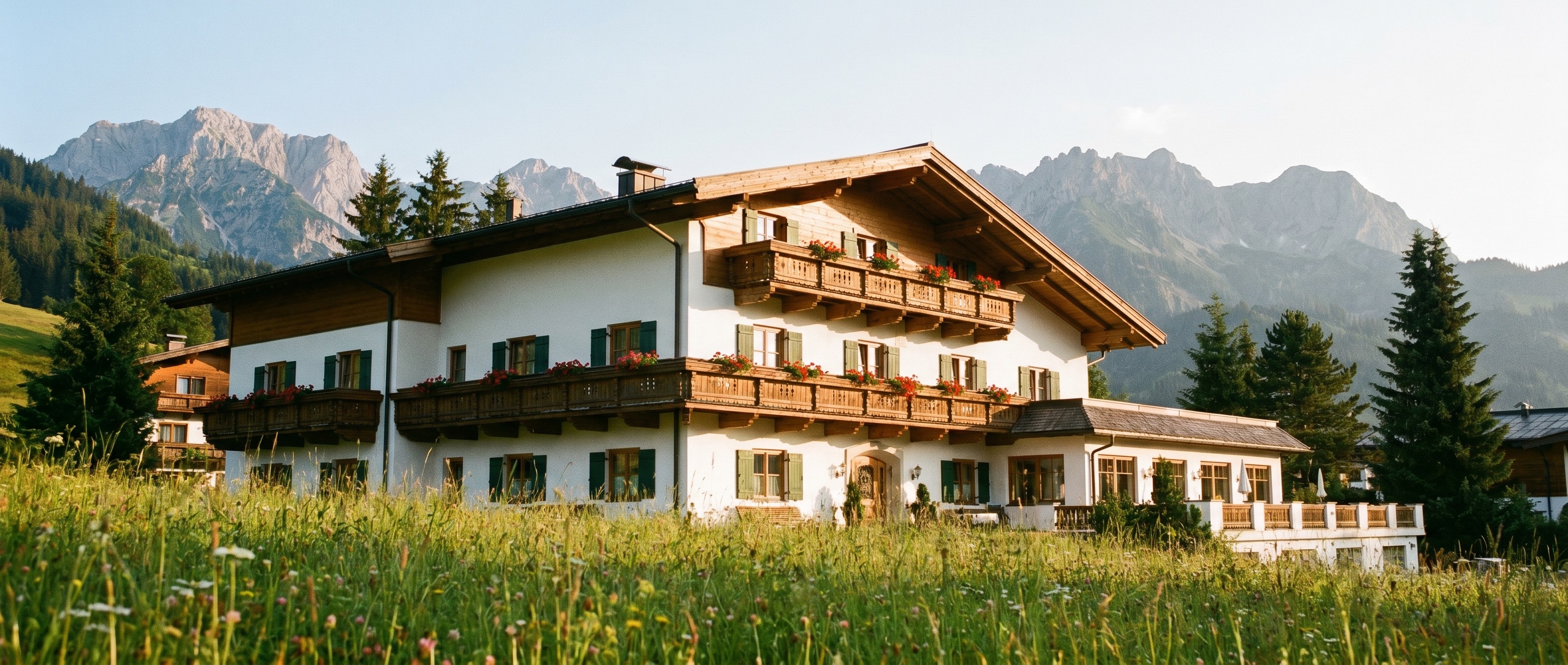 Das Wellness & Landhotel Der Grüne Hirsch vor der Wagrainer Bergkulisse
